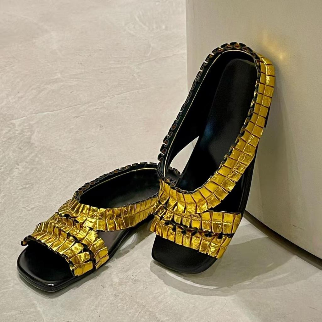 [Spot] Premium handmade pleated niche gold one-word with cool slippers women's new flat open-toed sandals