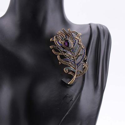 Retro Strass Feder Brosche Damen Anzug Atmosphäre High-End Diamant-besetzte Brosche Metall Kleidung Zubehör
