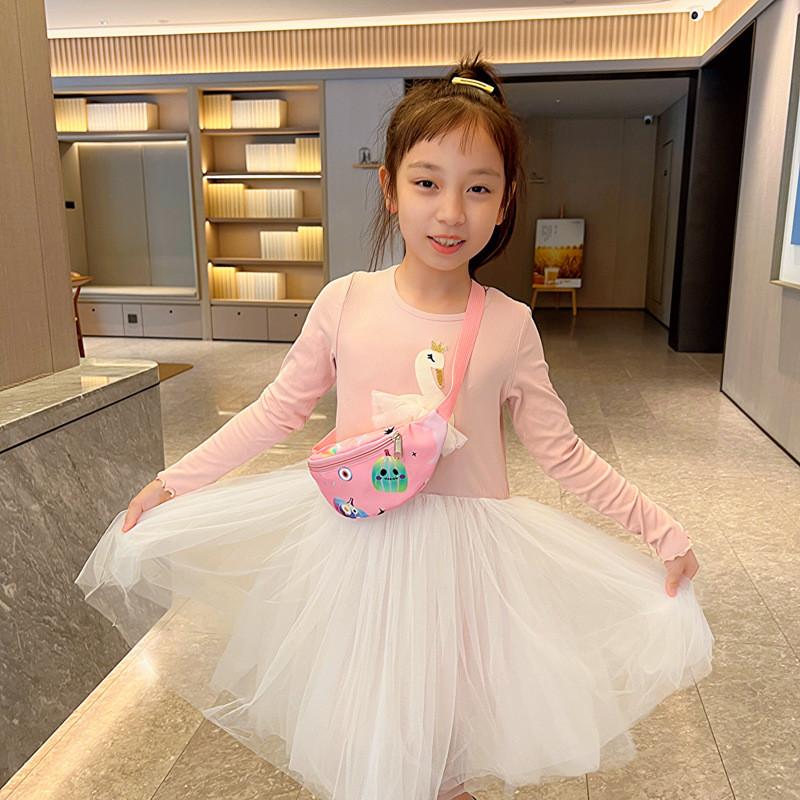 Modische, leichte Umhängetasche mit Kürbis- und Einhornprint, die man einfach über die Schulter schieben kann.