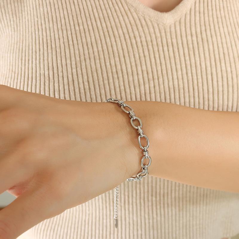 Elegant Interlocking Thick Chain Necklace & Bracelet Set in 18K Gold-Plated Titanium Steel