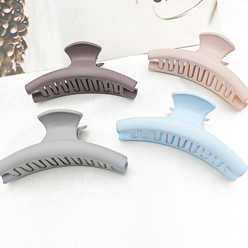Curved Metal Shark Clip Woman Geometry Metal Hollow Hair Claw  Solid Color Ponytail Hairpin Light Luxury Hair Accessories