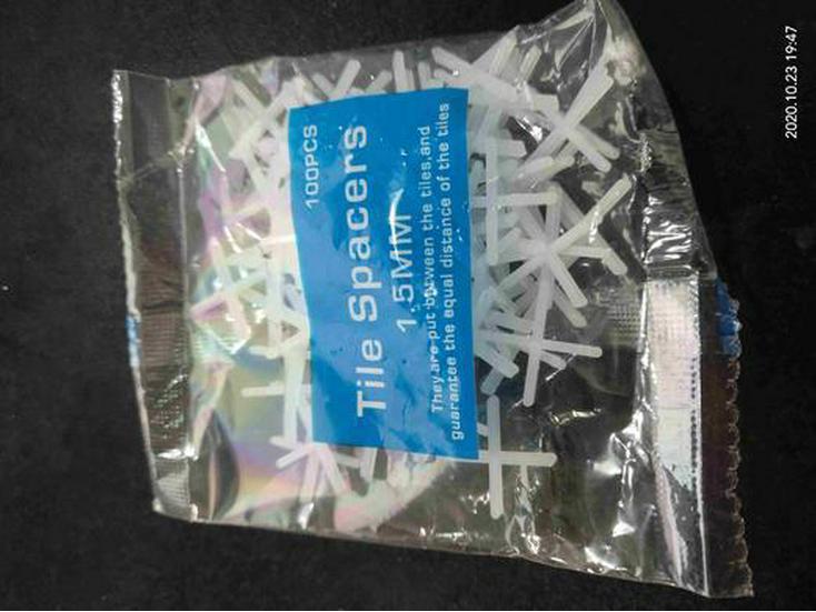 Krzyżyk dystansowy do płytek z podkładkami samoprzylepnymi, Urządzenie do pozycjonowania fug 1,5 mm