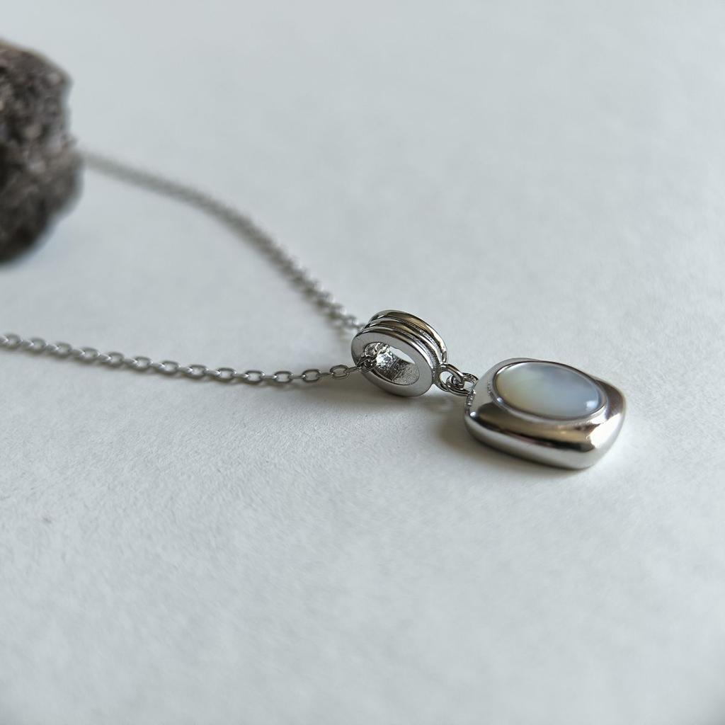 Серебряное колье с натуральным перламутром, вес изделия 3,69 гр (2184836)