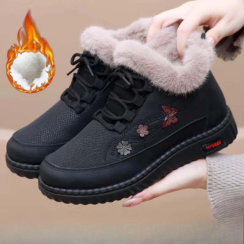 The New Fleece Warm Snow Boots Are Casual and Comfortable, with Anti-slip Shoes on One Foot