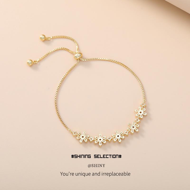 Zircon Snowflake Pull-out Bracelet: Elegant Women's Niche Design