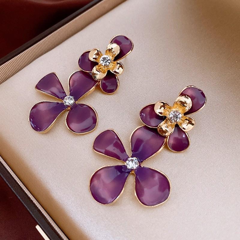 Medieval Silver Needle with Diamonds, Dripping Oil, Flower Pearl Earrings, Temperament, Court Style Stud Earrings, Light Luxury and High-end Earrings.