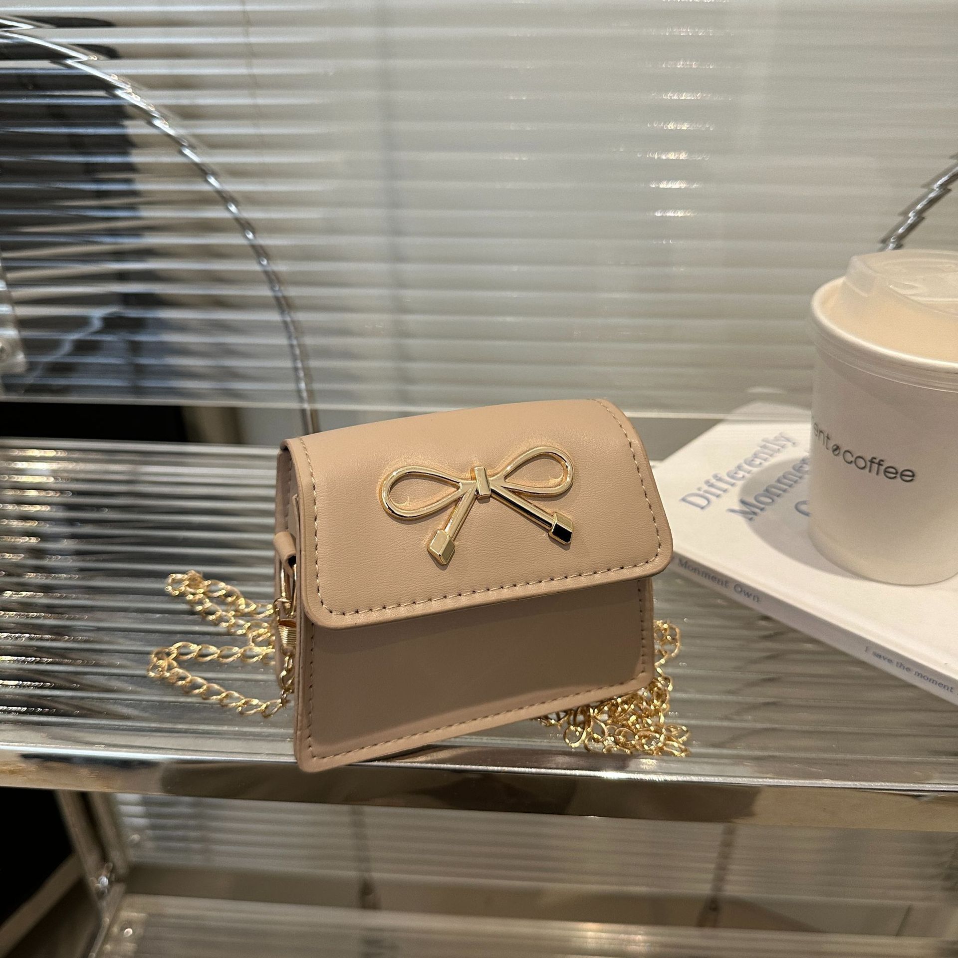 

Мини маленькая однотонная сумка женская 2025 новая модная интернет-знаменитость в этом году популярная сумка-мессенджер на цепочке для помады универсальная хаки