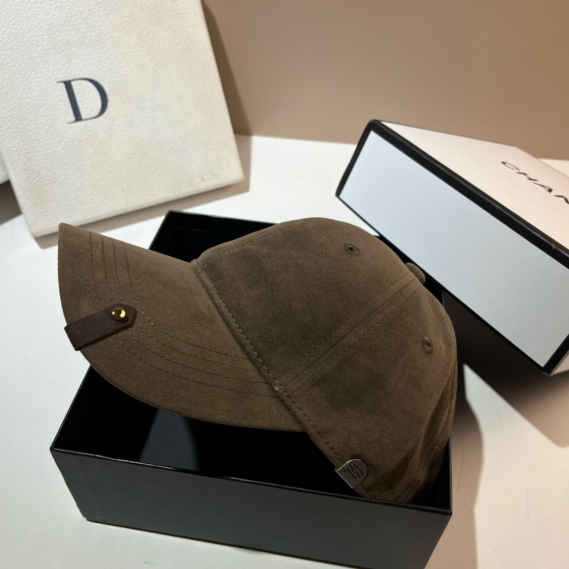 Парижская нишевая матовая кожаная кепка Женская осенняя меховая бейсболка в стиле Old Money Высококачественная шляпа Adjustable коричневый