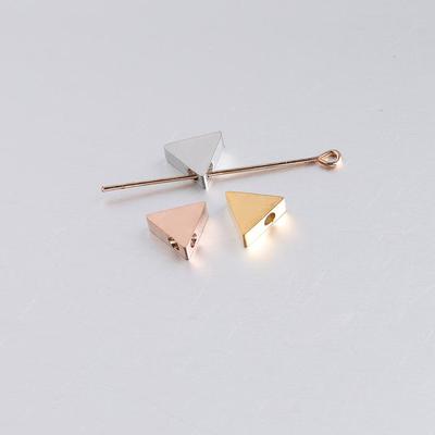 Nerūdijančio plieno trikampės karoliukai su 1,8 mm galiuku, 9x8 mm geometrinio veidrodinio paviršiaus, skirti „pasidaryk pats“ papuošalams