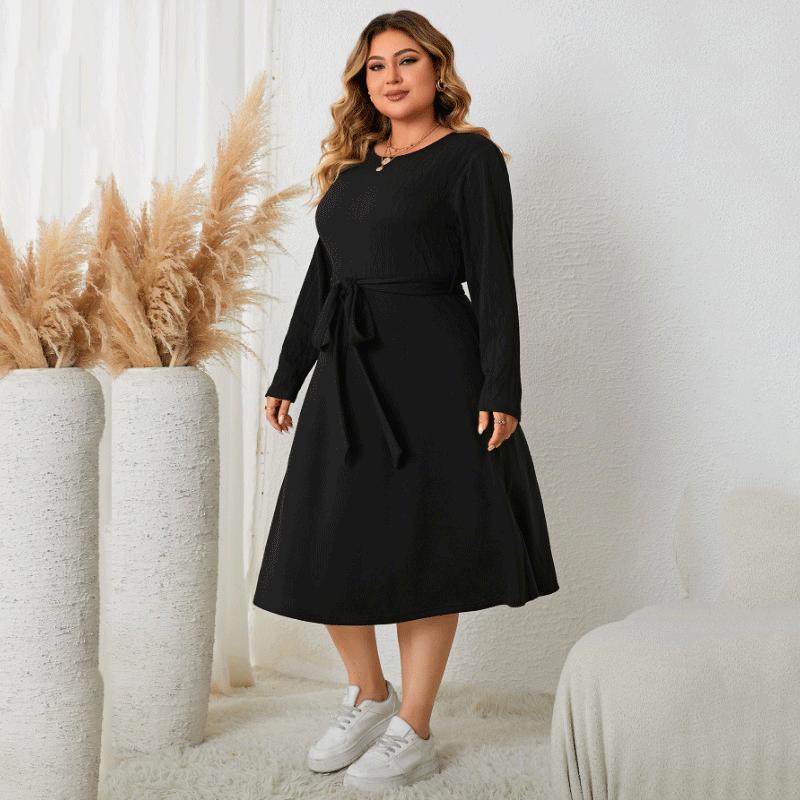 Женское черное платье с круглым вырезом и длинными рукавами — фото 6