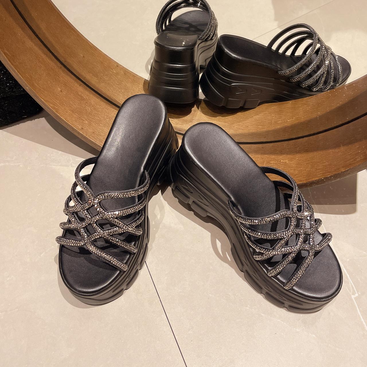 

Женские тапочки на толстой танкетке, лето 2024, новая нескользящая верхняя одежда, односложные тапочки, популярные повседневные пляжные сандалии 41