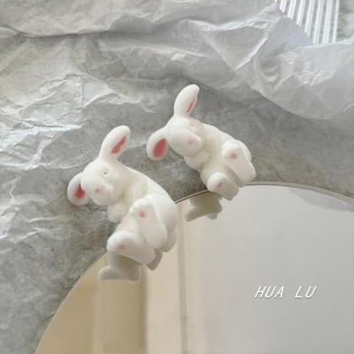 Boucles d'Oreilles Puces Lapin Pelucheux Élégantes avec Tige en Argent S925 - Design Mignon, de Niche pour l'Automne/Hiver