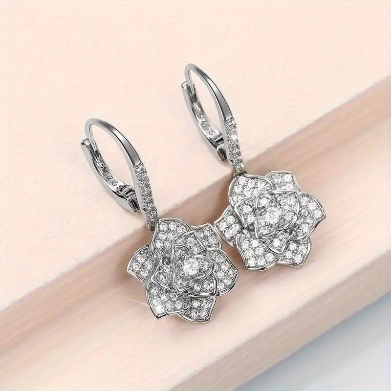 European and American women s fashionable camellia simple and elegant high-end flower creative high-end earrings серебряный