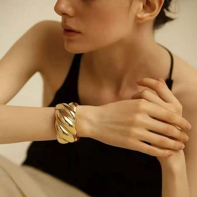 European-American Twill Cuff Bracelet: Exaggerated, Fashionable, Luxurious, Stylish Jewelry