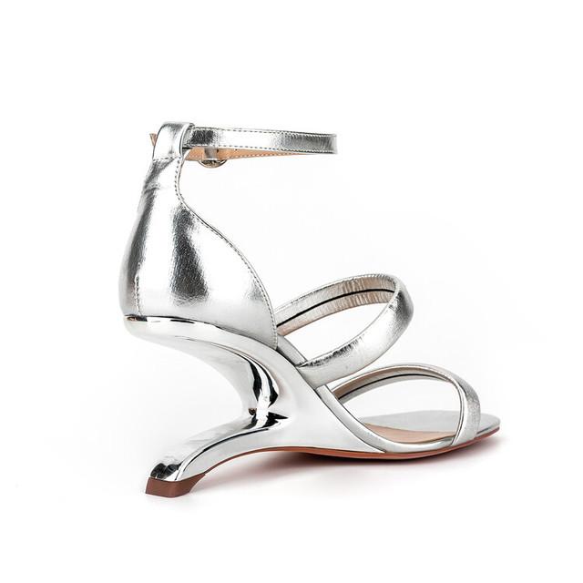 

Сексуальные женские сандалии на странном каблуке. Летняя женская обувь. Дизайнерские модельные туфли на низком каблуке. Туфли для выпускного вечера. Сандалии-гладиаторы. Женские туфли-лодочки на танкетке. 36 серебряный