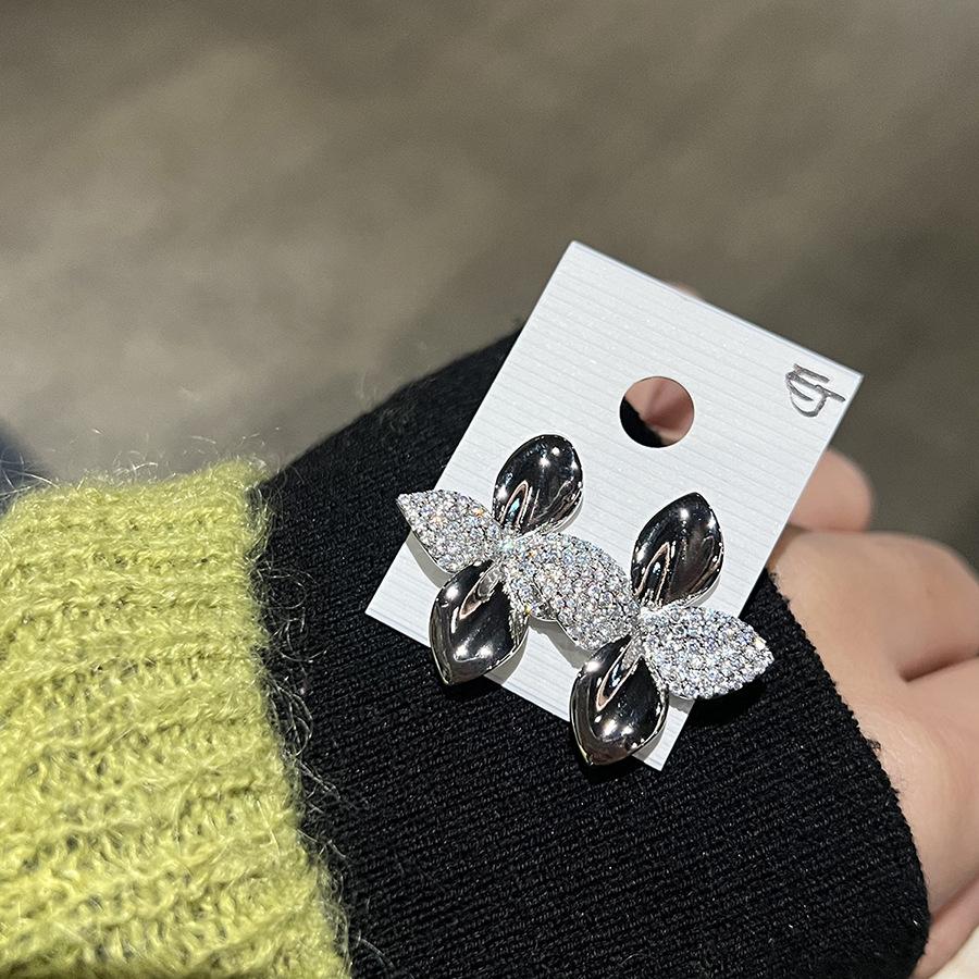 

Серьги-гвоздики с цветком из циркона, персонализированные, универсальные, темпераментные, нишевые, легкая роскошь, высокое чувство, простые серьги женские