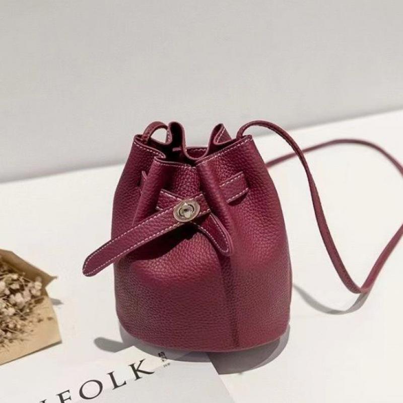 

2024 Универсальная простая сумка-ведро: Вместительная сумка кроссбоди и на плечо из личи-зернистой кожи красный