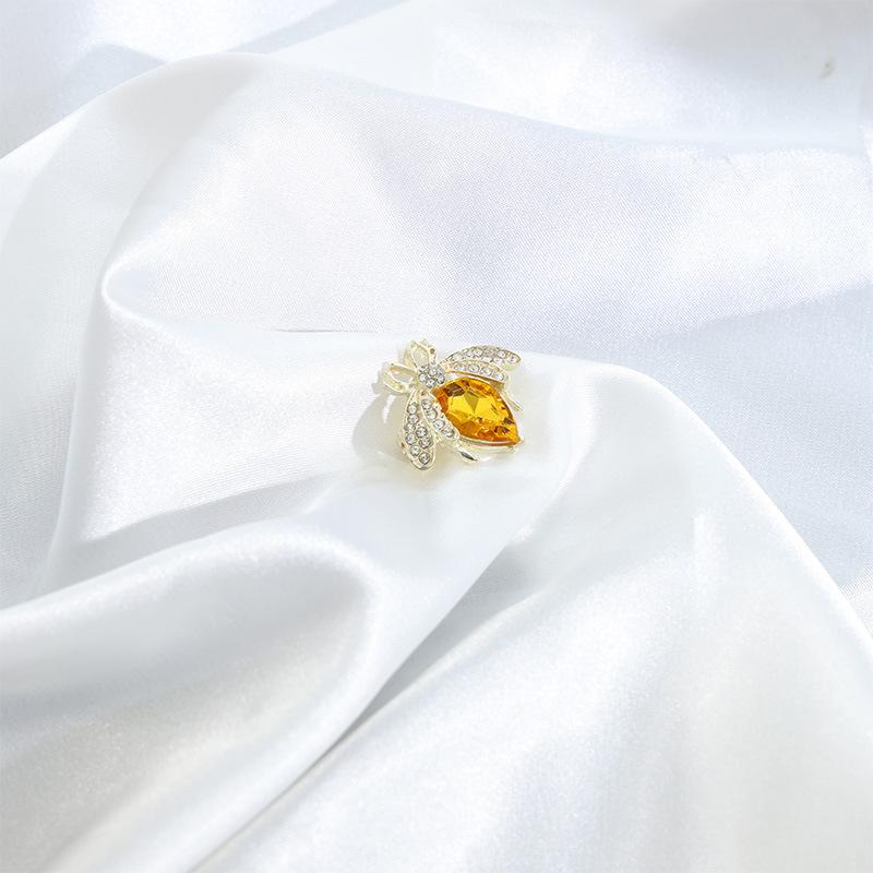 

Брошь-пчела, нишевый дизайн высокого класса, мужская и женская, модная, с индивидуальностью, брошь высокого класса, застежка от засветов, булавка на вырез, украшение для пальто