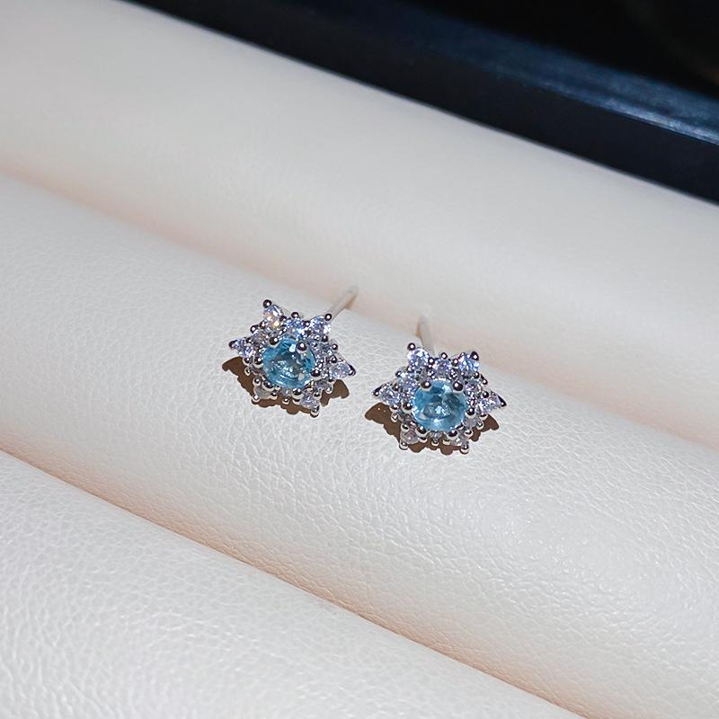 Simple zircon snowflake stud earrings design sense versatile earrings women s cold wind earrings light luxury