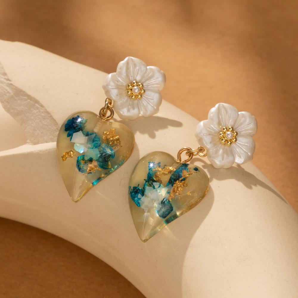 

Современные серьги-пусеты в форме сердца с полимерными цветами 2023 женские