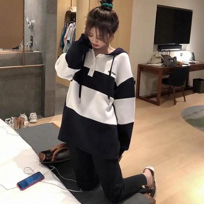 Stylish Cotton Maternity Suit: Belly-Concealing Hooded Pullover with Contrasting Colors