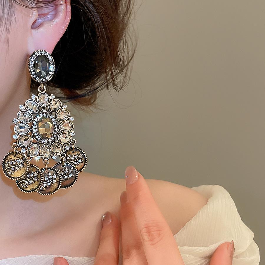 Silver Needle Retro Diamond-Inlaid Water Drop Tassel Earrings: Vintage Style, Light Luxury, High-End Feel, Fashionable Stud Accessories.