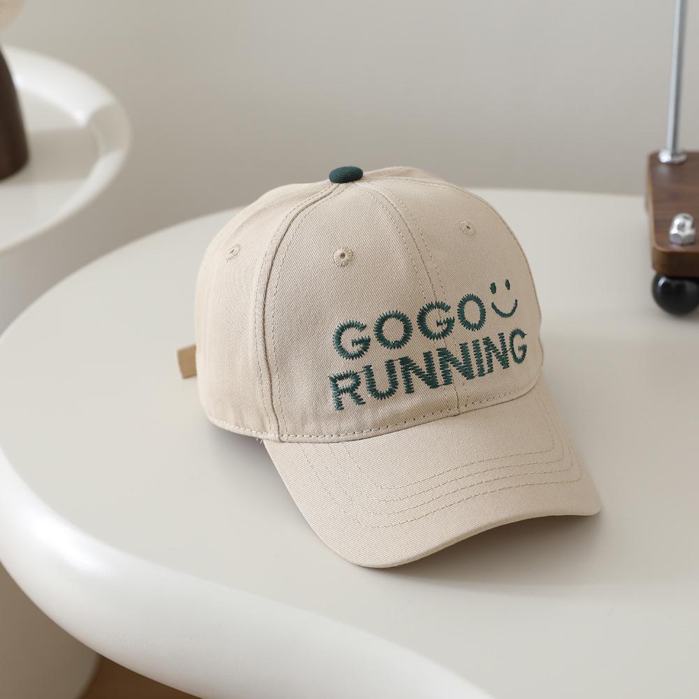 

Детская бейсболка с вышивкой в корейском стиле GOGO с козырьком - Унисекс, стройнящая, солнцезащитная, для весны и лета One Size бежевый