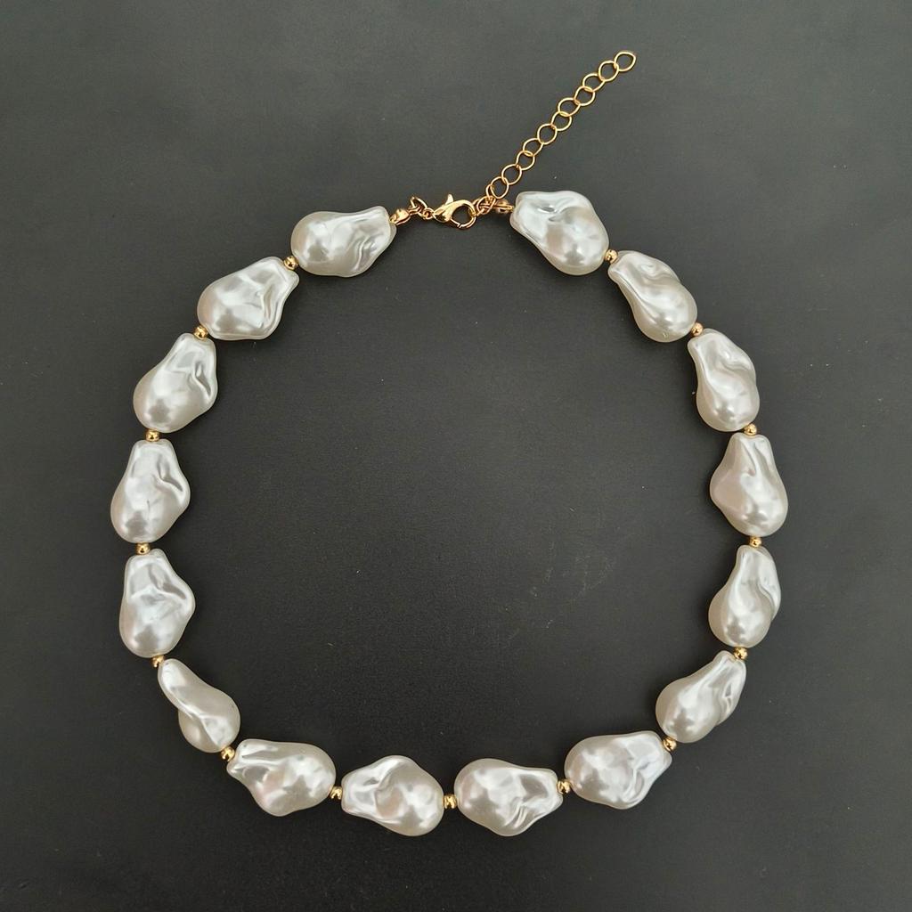 Niche Retro Baroque Pearl Clavicle Necklace: Fashionable & Versatile Irregular Design