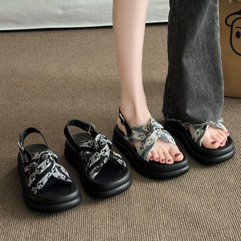 Stepping on shit, black thick-soled heightening Roman sandals for women's summer wear with skirts 2025 new seaside beach shoes