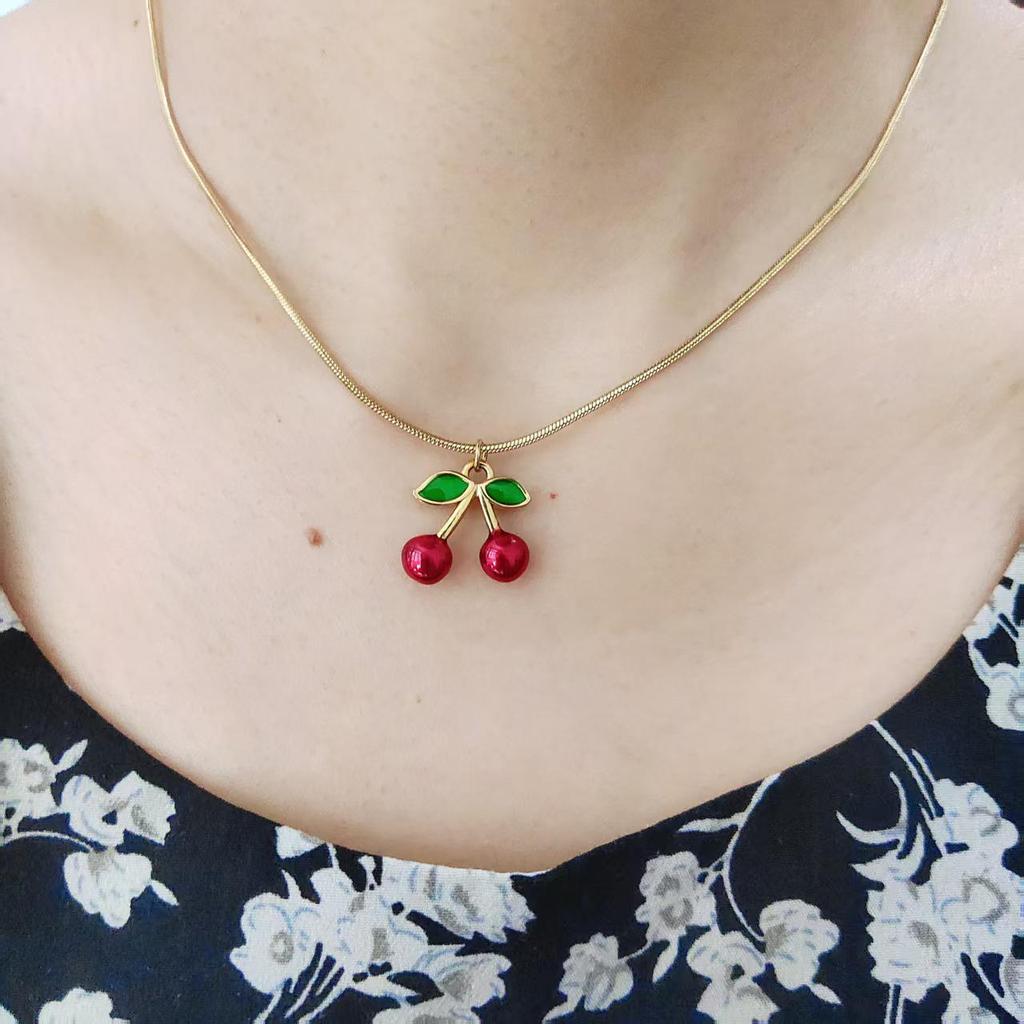 Halskette mit Kirschanhänger: Nicht verblassender Titanstahl-Choker mit Tropföldesign, Modische kurze Schlüsselbein-Kette für Damen