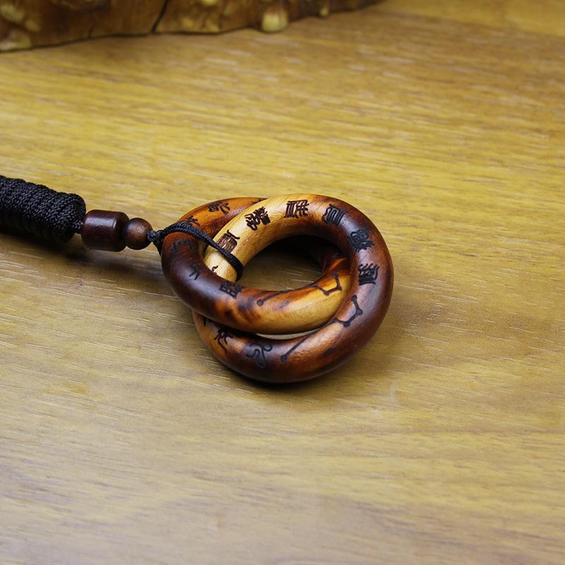 Handgefertigter Yin-Yang-Ring aus Pfirsichholz: Donnerschlag-Schnitzerei mit Himmlischer Schrift, Mini Qiankun-Kreis Anhänger.