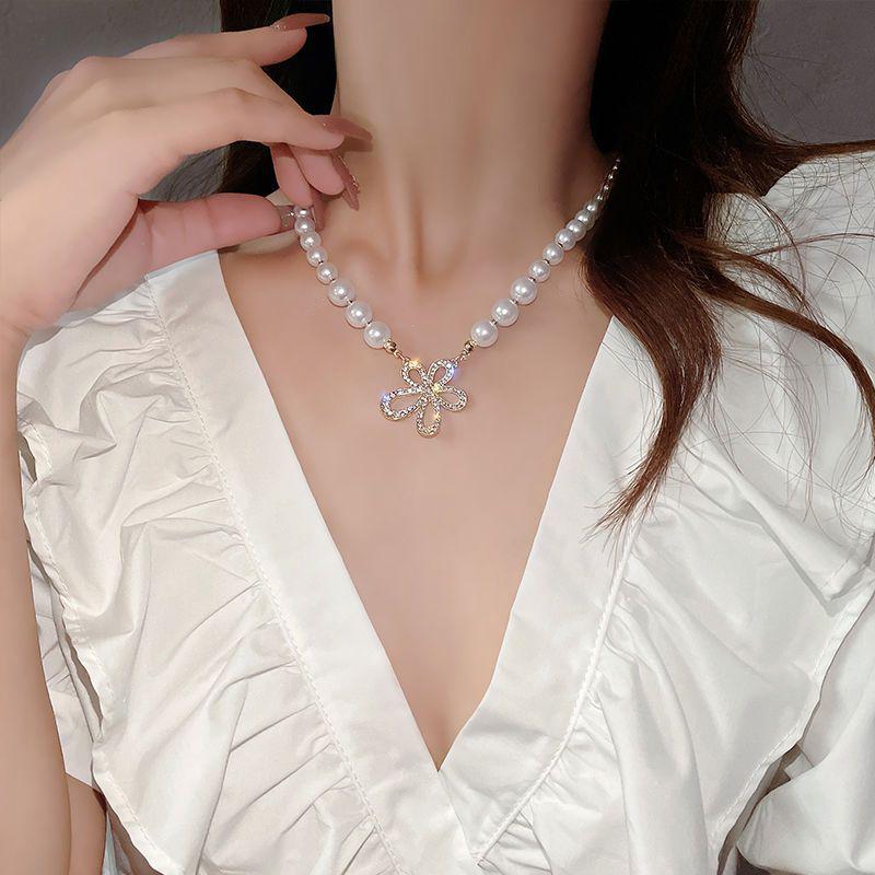 Retro High-End Clavicle Necklace 2023: Luxurious Light Design for Women