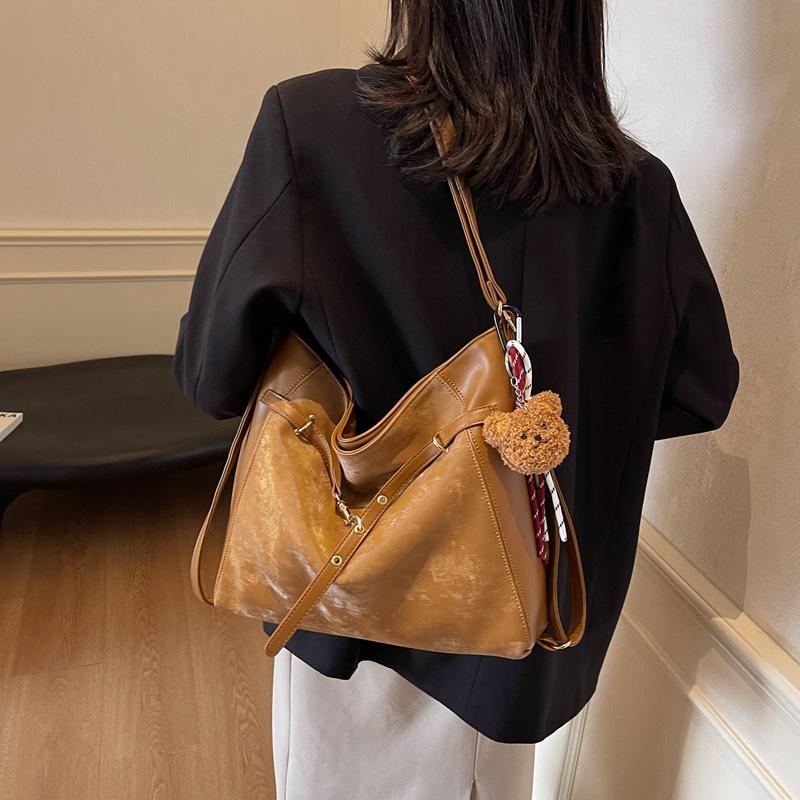 Retro Commuter Large Capacity Tote Women's Bag 2025 New Fashion Shoulder Messenger Bag Casual Light Backpack