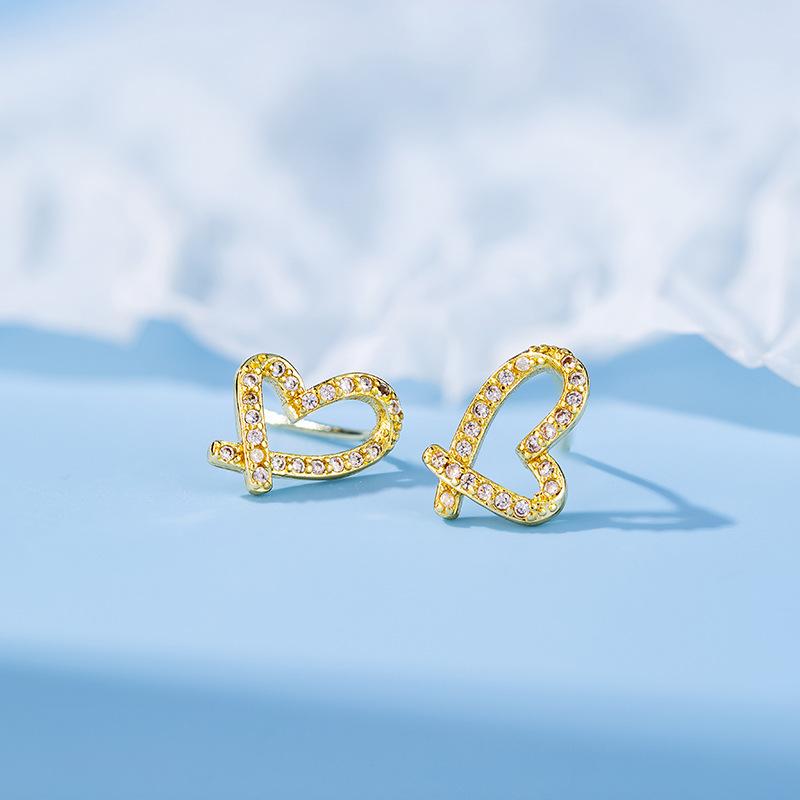 Temperament Light Luxury Love Stud Earrings Women's Niche Design Earrings Earrings Zircon Heart Shape Commuting Can Wear Sweet Girl Jewelry
