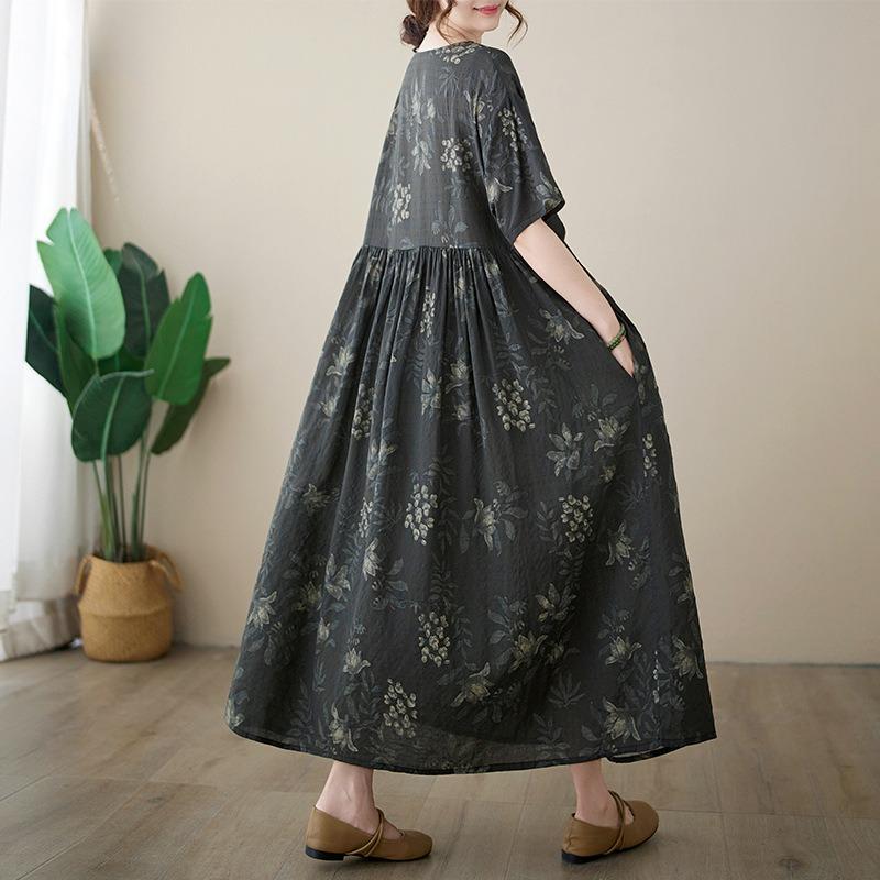 The Real Shot Is a New Summer Simple Literary and Loose Large-size Short-sleeved Round Neck Printed Dress for Women.