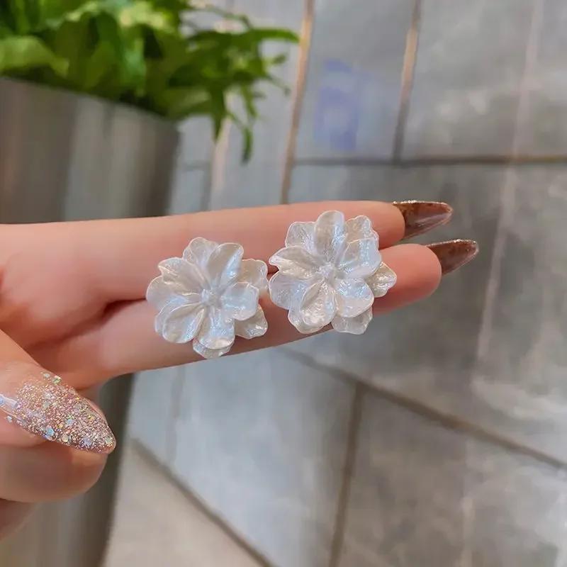New Big White Flowers Stud Earrings for Women Personality Fashion Unique Design Brincos Wedding Zircon Wholesale Birthday Gift