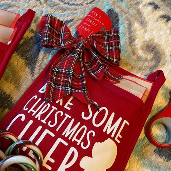 1 Pair Oven Mittens Christmas Style Thickened Ant-scalding Heat Insulated Hanging Hole Soft Oven Mitts Kitchen Cooking Baking Gift Oven Gloves