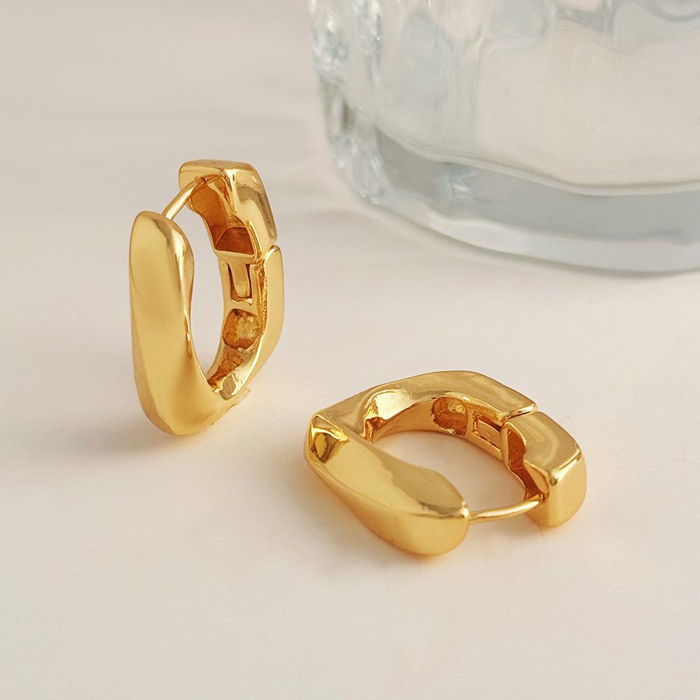 French-Inspired U-Shaped Gold-Plated Twist Earrings for Women: Unique Niche Design with a Sophisticated Touch