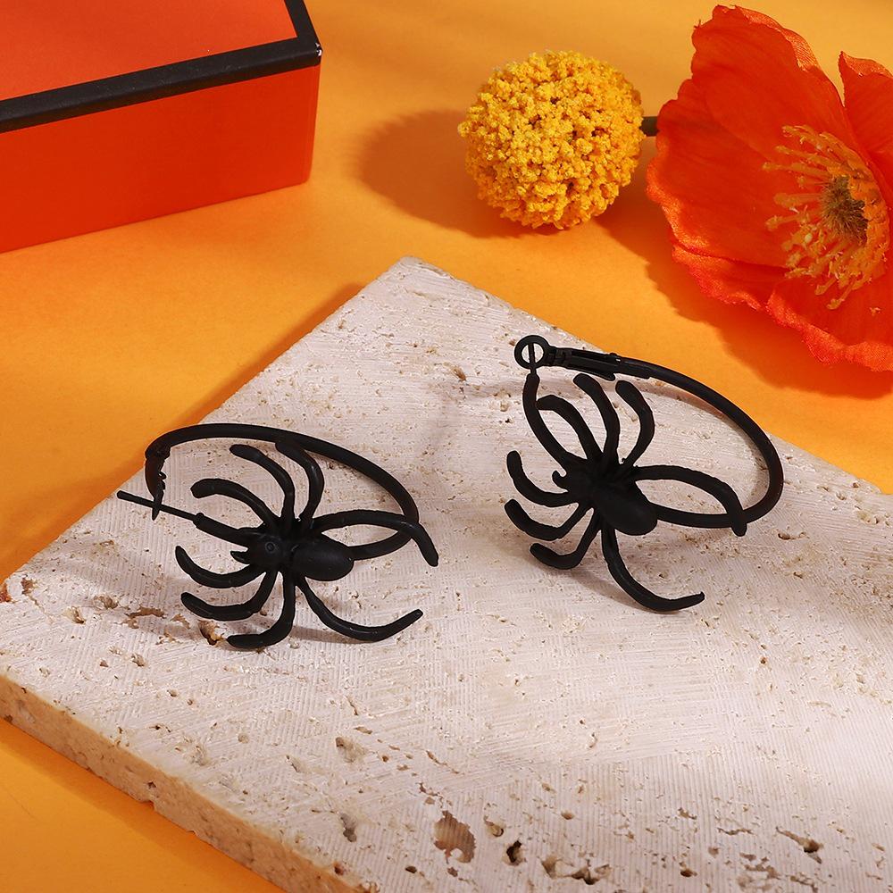 Gothic Spider Stud Earrings: Creative Animal Design for Women - Perfect for Halloween