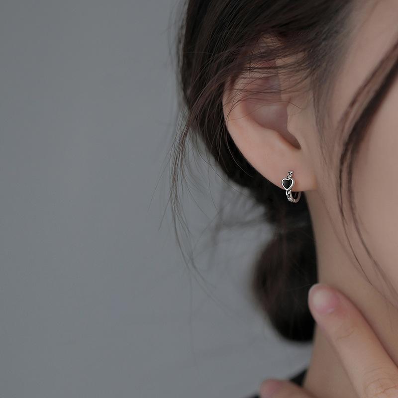 Minimalist new black heart-shaped earrings, retro and niche design, cool style earrings