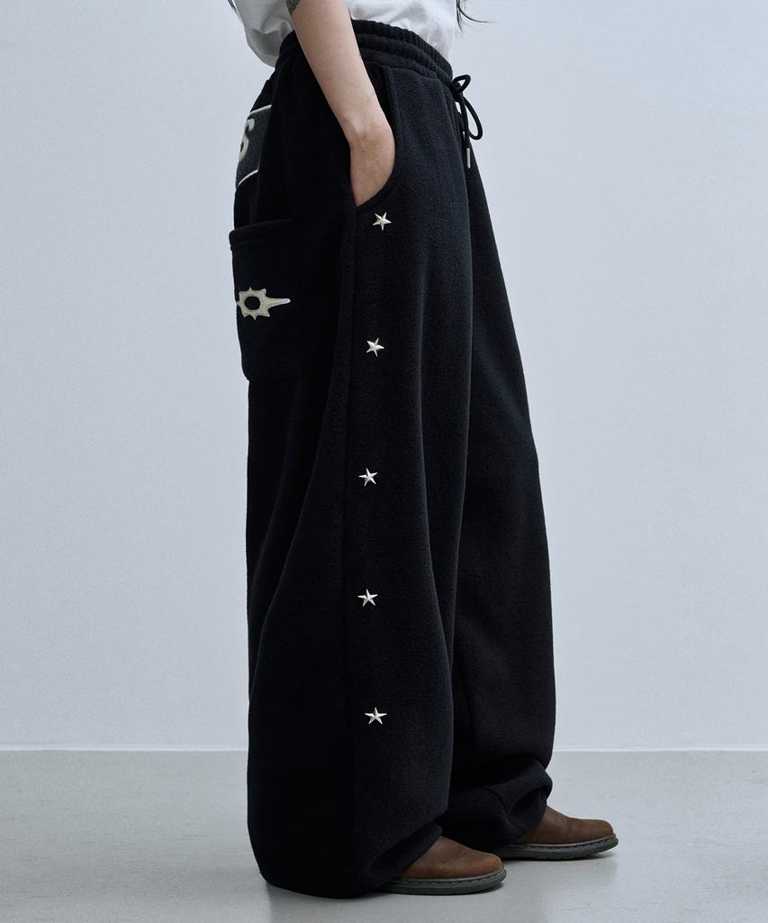 Lujeoseukeulleob Star Stud Wide Fleece Sweatpants Black