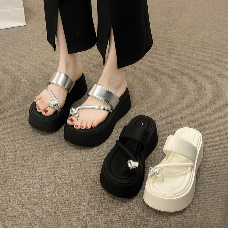 With skirt, high-end shoes, super fire beach one-word drag women's summer wear 2025 new thick-soled set of toe sandals