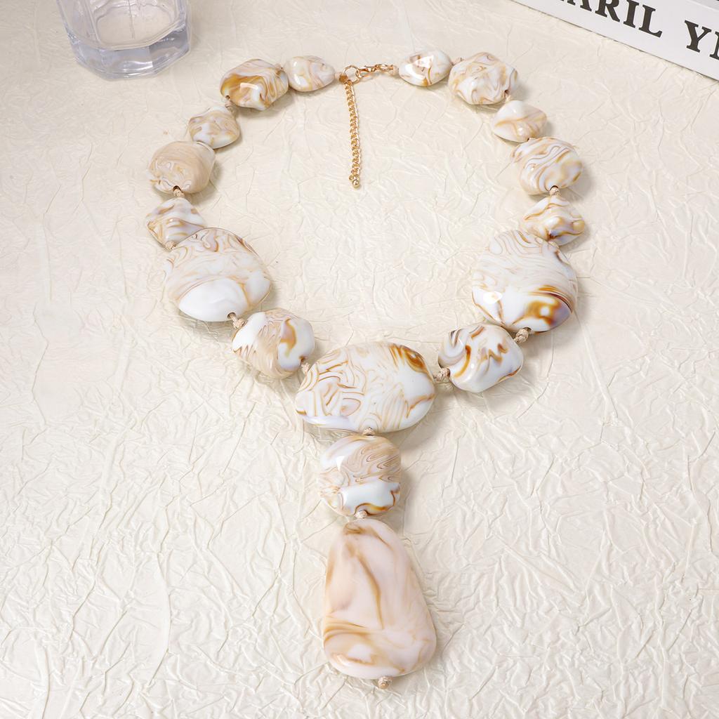 Simple and exaggerated personality, geometric smudge color, irregular quadrilateral beaded splicing necklace, earrings, women's suit.