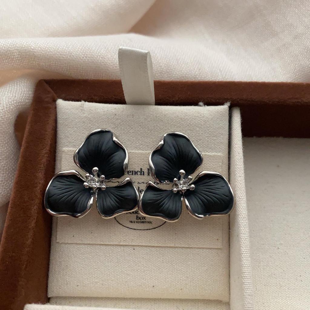 Retro Flower Three-Petal Flower Stud Earrings, Three-Dimensional Fashion And Romantic Atmosphere, High-Grade Elegance, Exquisite Luxury Earrings.