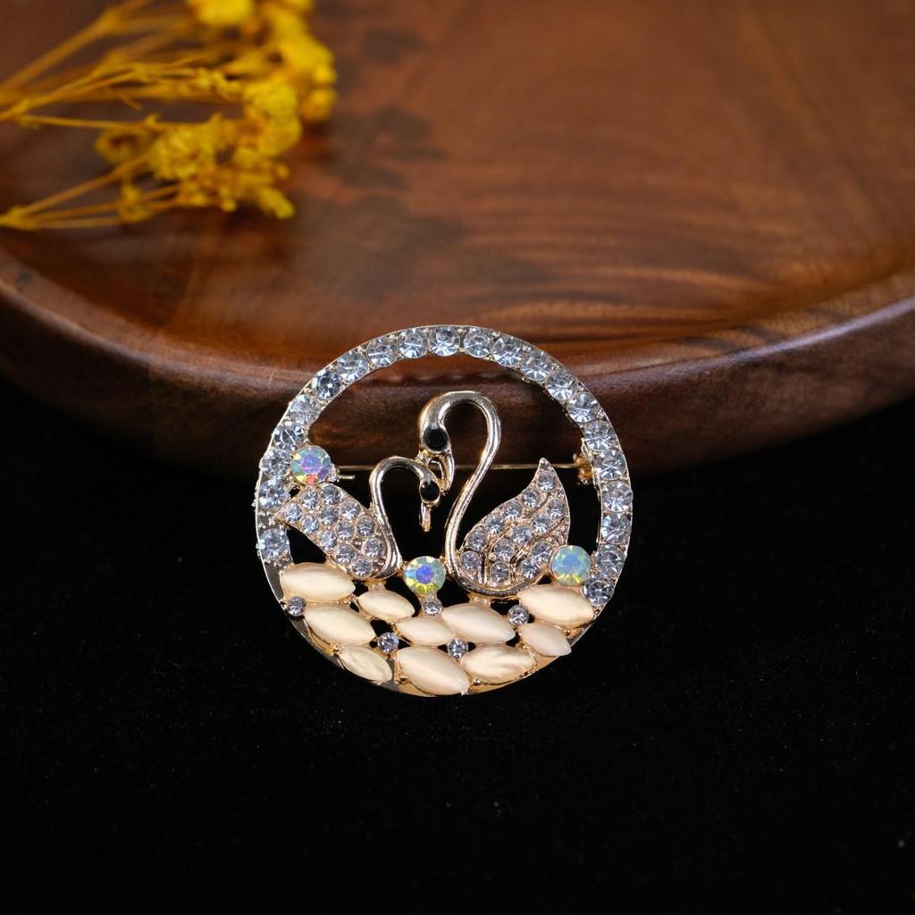 Broșă Elegantă Fluture Ochi de Pisică cu Strass-uri - Design Anti-Alunecare și Versatil