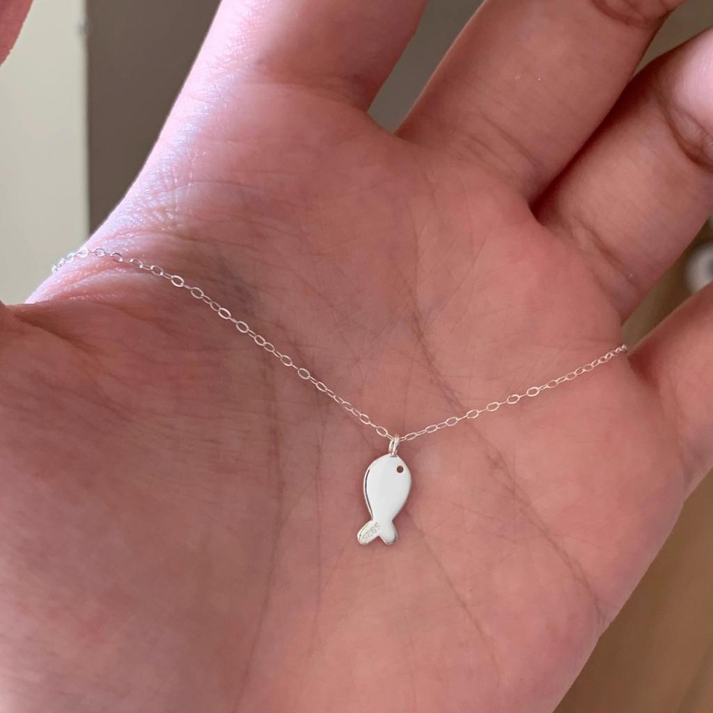 ANENJERY Geometrische Halskette mit glattem kleinem Fisch-Anhänger für Frauen, süß, vielseitig, High-End, vielseitiges Schlüsselbein-Ketten-Schmuckgeschenk