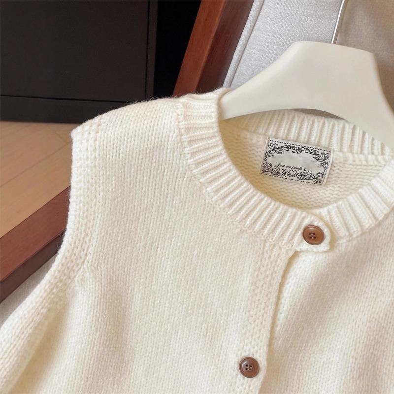 French White Stacked Vest Cardigan Sweater for Women in Early Autumn, Slim and Loose, Versatile Knitted Vest and Waistcoat Top