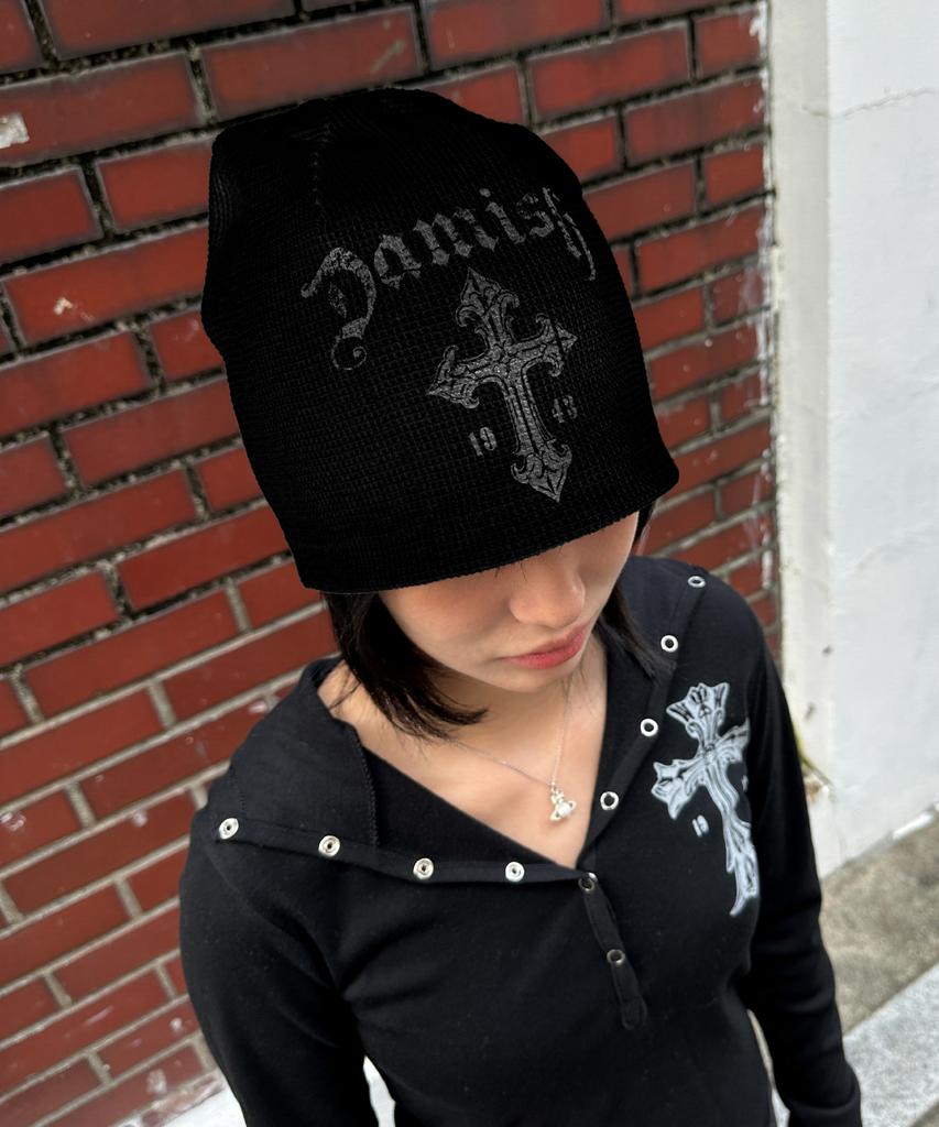 Damiswi Gothic Cross Waffle Beanie_Black