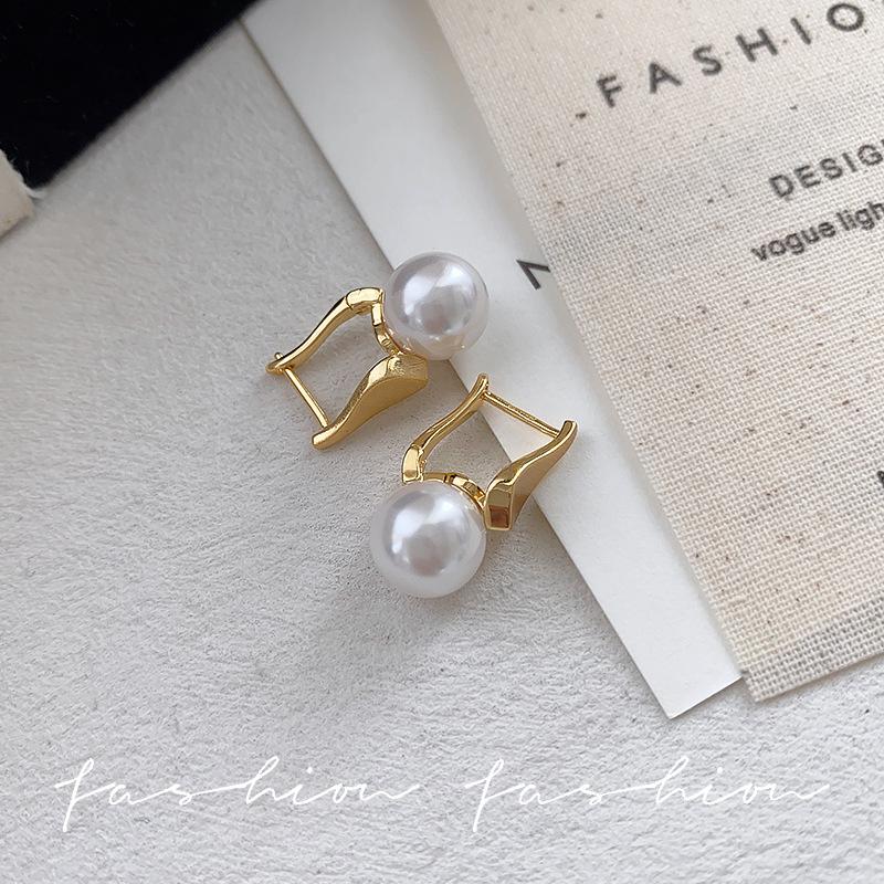 French retro metal brushed pink Australian white pearl earrings women s light luxury niche unique beautiful high-end stud earrings