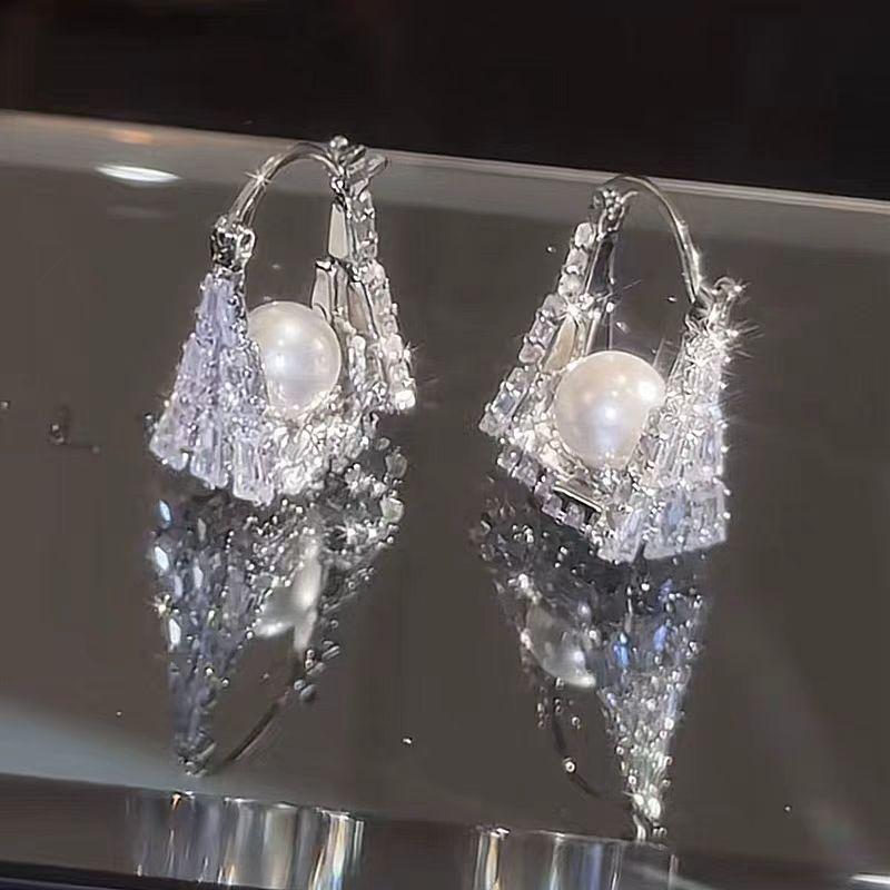 

Light luxury zircon earrings, unique design of temperament, bag, ear buckle, small fragrant wind stud earrings. серебряный